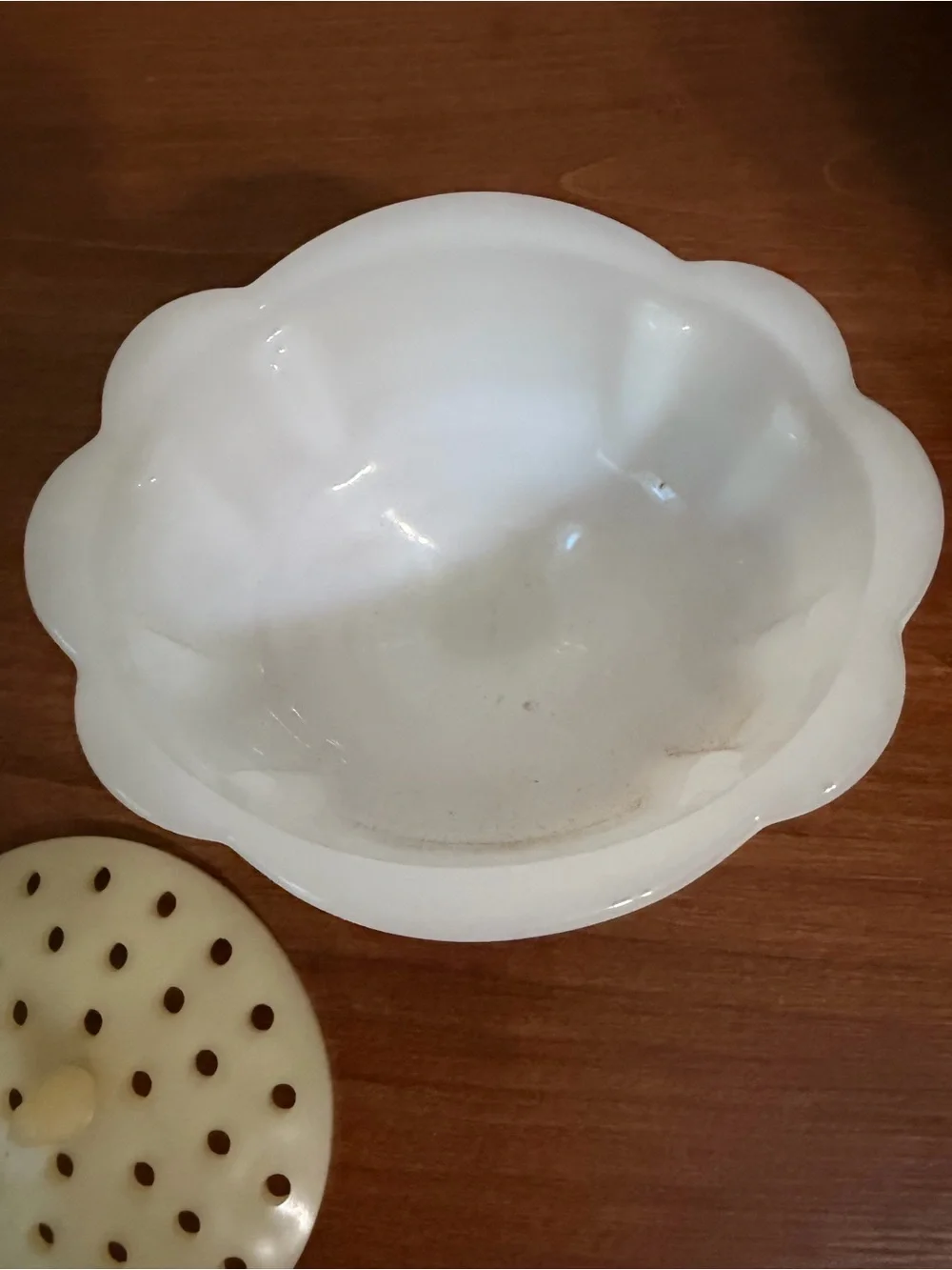 Vtg AVON Milk Glass Rose Design Soap Dish /Trinket Bowl with Floral Frog Top